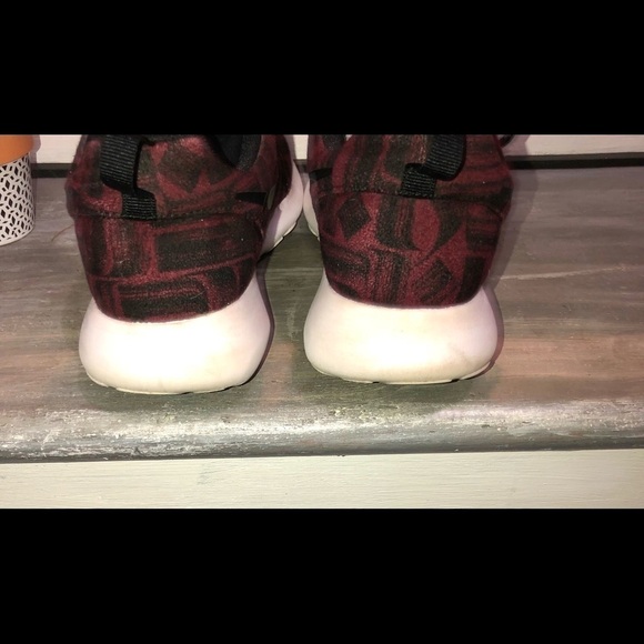 Nike Women's Roshe One 1 Print Night Maroon Sneakers size 9 844958-601 - Picture 5 of 9